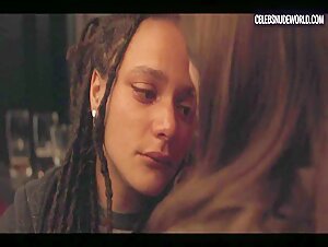 Alison Oliver, Sasha Lane lesbian, Sexy scene in Conversations with Friends (2022) 3