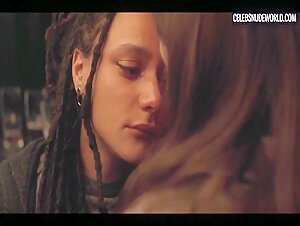 Alison Oliver, Sasha Lane lesbian, Sexy scene in Conversations with Friends (2022) 4