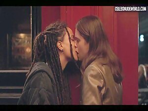 Alison Oliver, Sasha Lane lesbian, Sexy scene in Conversations with Friends (2022) 6