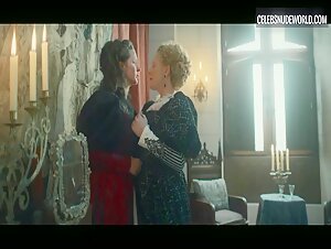 Ludivine Sagnier, Ruby Bentall lesbian, Sexy scene in The Serpent Queen (2022) 7