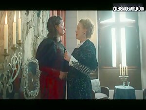 Ludivine Sagnier, Ruby Bentall lesbian, Sexy scene in The Serpent Queen (2022) 8