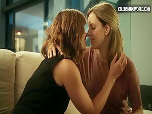 Maria Molins, Itziar Atienza lesbian, Sexy scene in Wrong Side of the Tracks (2022-) 12