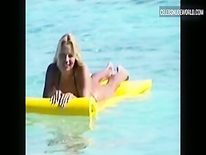 Pamela Anderson Sexy, bikini scene in Pamela, A Love Story (2023) 15