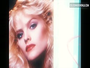 Anna Nicole Smith breasts, underwear scene in Anna Nicole Smith: You Don't Know Me (2023) 8