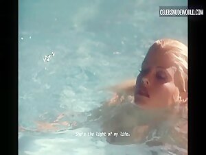 Anna Nicole Smith Sexy, bikini scene in Anna Nicole Smith: You Don't Know Me (2023) 12