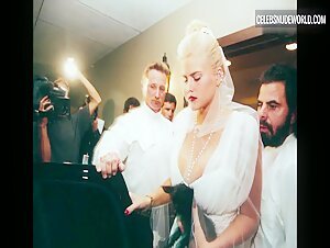 Anna Nicole Smith blonde, Nude scene in Anna Nicole Smith: You Don't Know Me (2023) 6