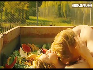 Laetitia Dosch Outdoors, Food scene in Gaspard at the Wedding (2017) 6