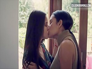 Alicia Jaziz, Susana Rojas Lesbian, Kissing scene in Ingobernable (2017-2018) 13