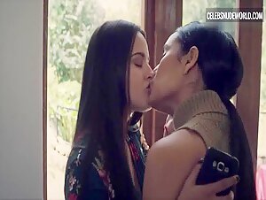 Alicia Jaziz, Susana Rojas Lesbian, Kissing scene in Ingobernable (2017-2018) 15