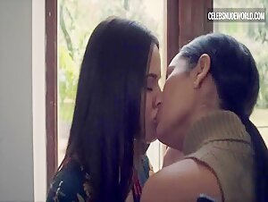 Alicia Jaziz, Susana Rojas Lesbian, Kissing scene in Ingobernable (2017-2018) 20