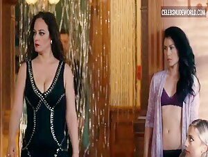 Tamara Mazarrasa Cleavage, Underwear scene in Ingobernable (2017-2018) 1