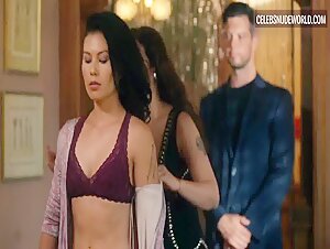 Tamara Mazarrasa Cleavage, Underwear scene in Ingobernable (2017-2018) 17