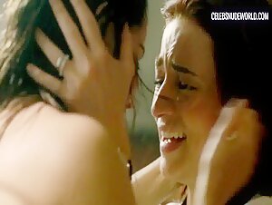 Marianna Burelli, Alicia Jaziz Kissing, Lesbian scene in Ingobernable (2017-2018) 10