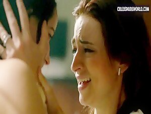 Marianna Burelli, Alicia Jaziz Kissing, Lesbian scene in Ingobernable (2017-2018) 9