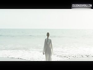 Ingrid García Jonsson Waves, Ocean scene in Acantilado (2016) 1