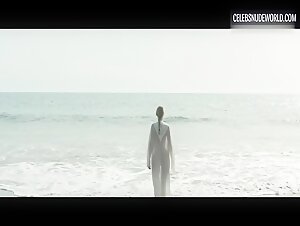 Ingrid García Jonsson Waves, Ocean scene in Acantilado (2016) 2