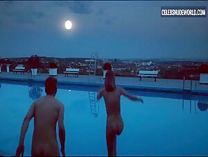 Lisa Wagner Butt, Outdoors scene in Kommissarin Heller: Hitzschlag (2016) 11